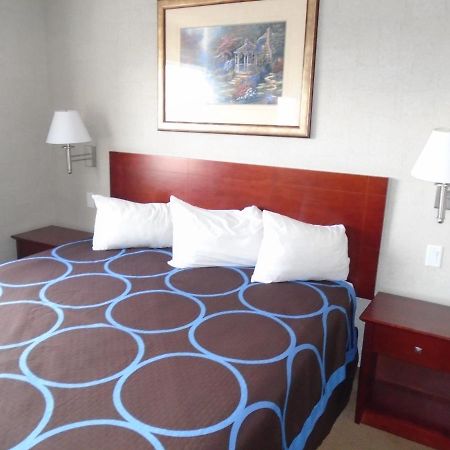 Super 8 By Wyndham Red Deer City Centre Bagian luar foto