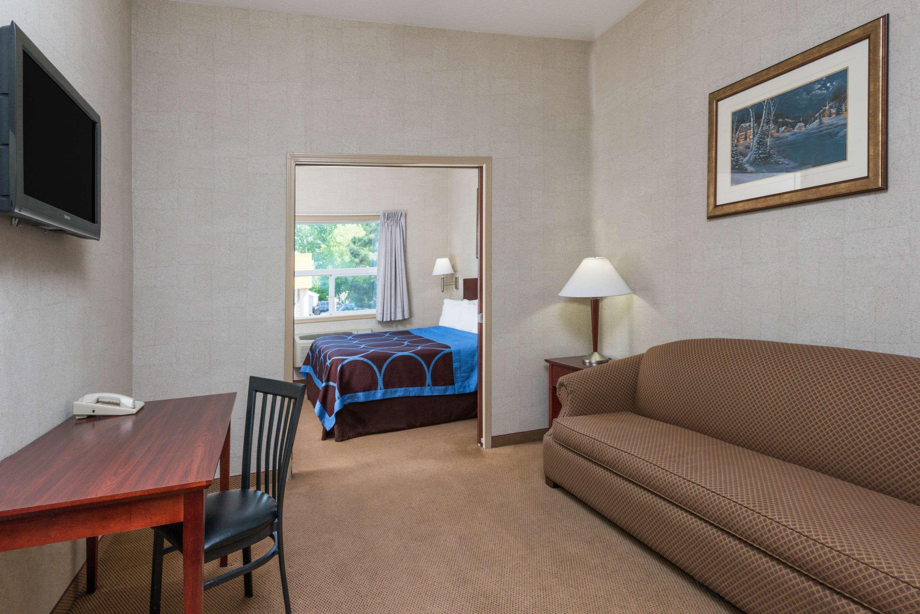 Super 8 By Wyndham Red Deer City Centre Bagian luar foto