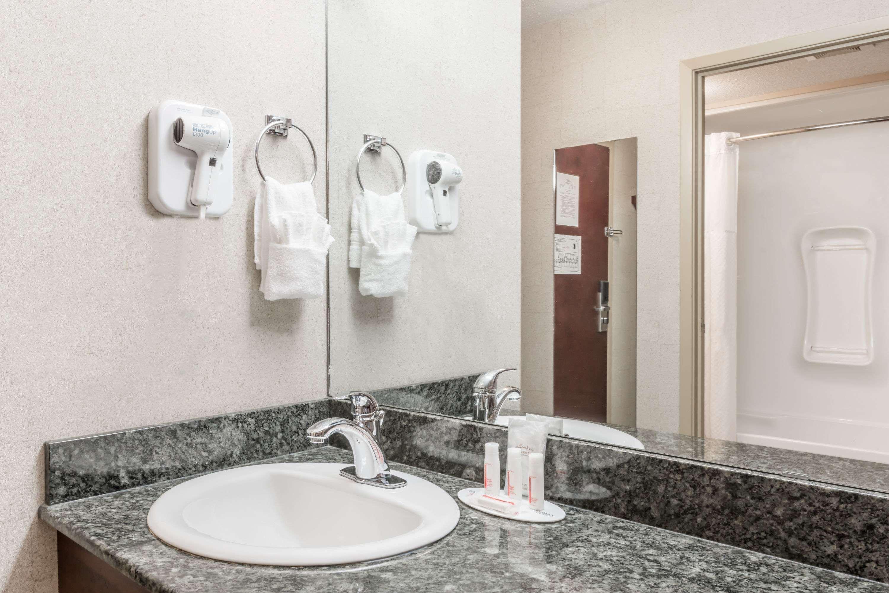 Super 8 By Wyndham Red Deer City Centre Bagian luar foto