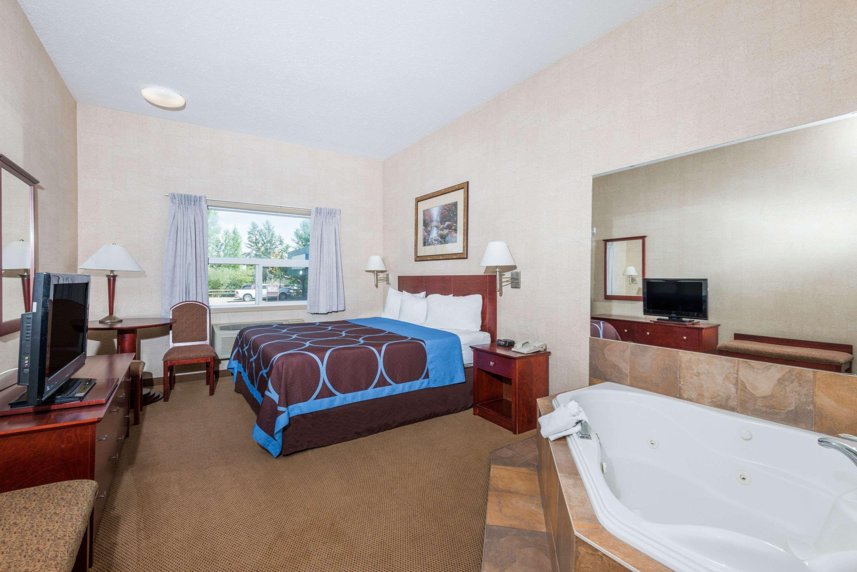 Super 8 By Wyndham Red Deer City Centre Bagian luar foto