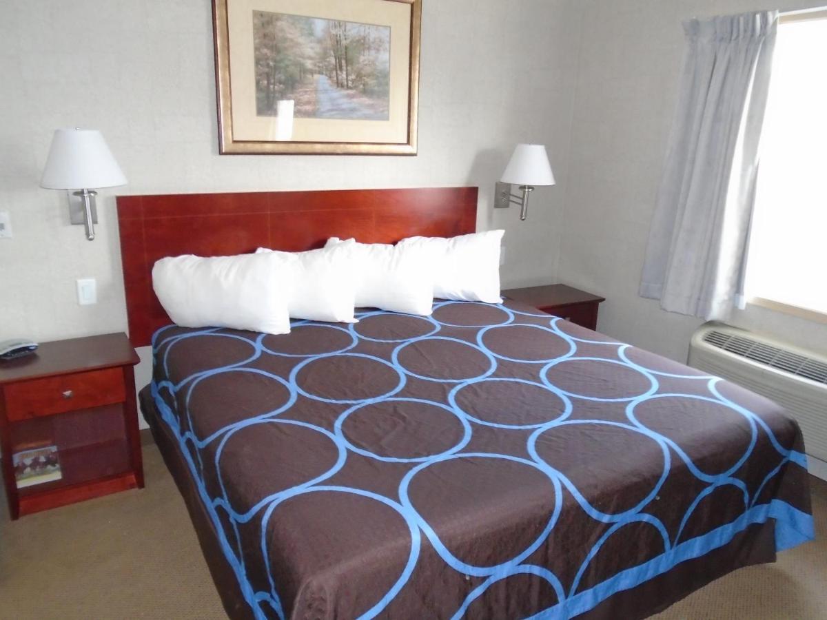 Super 8 By Wyndham Red Deer City Centre Bagian luar foto