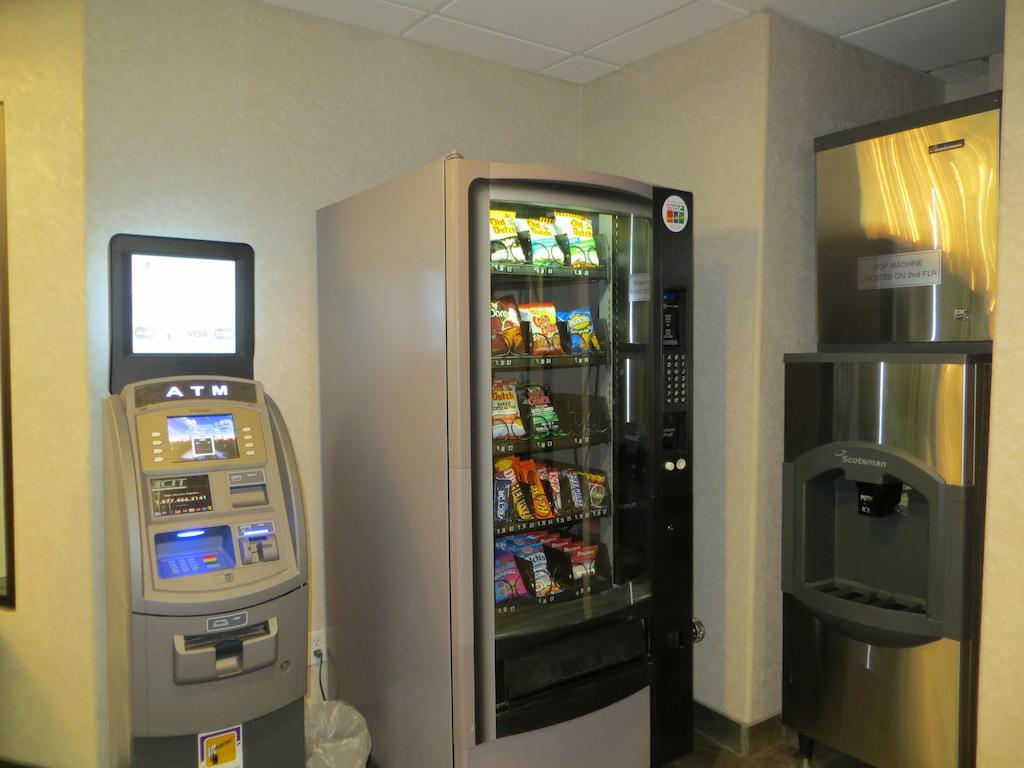 Super 8 By Wyndham Red Deer City Centre Bagian luar foto