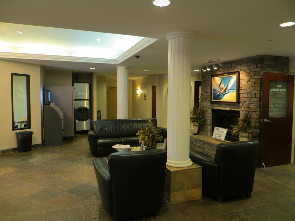 Super 8 By Wyndham Red Deer City Centre Bagian luar foto