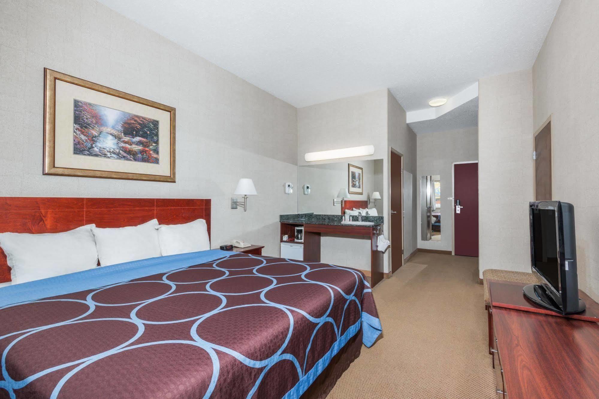 Super 8 By Wyndham Red Deer City Centre Bagian luar foto