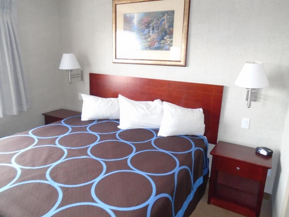 Super 8 By Wyndham Red Deer City Centre Bagian luar foto