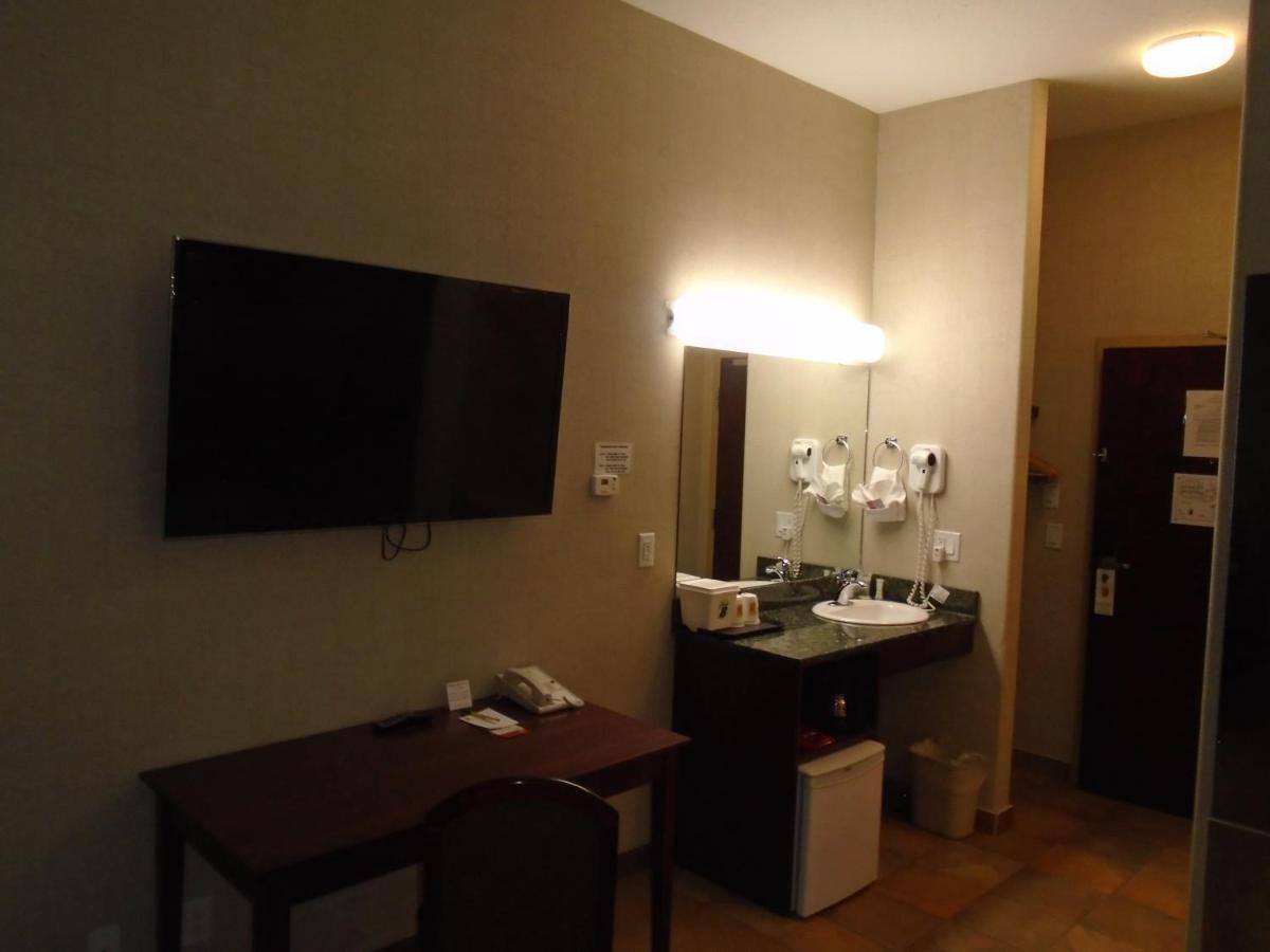 Super 8 By Wyndham Red Deer City Centre Bagian luar foto