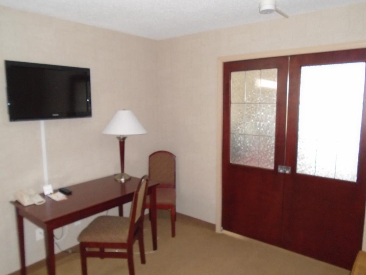 Super 8 By Wyndham Red Deer City Centre Bagian luar foto