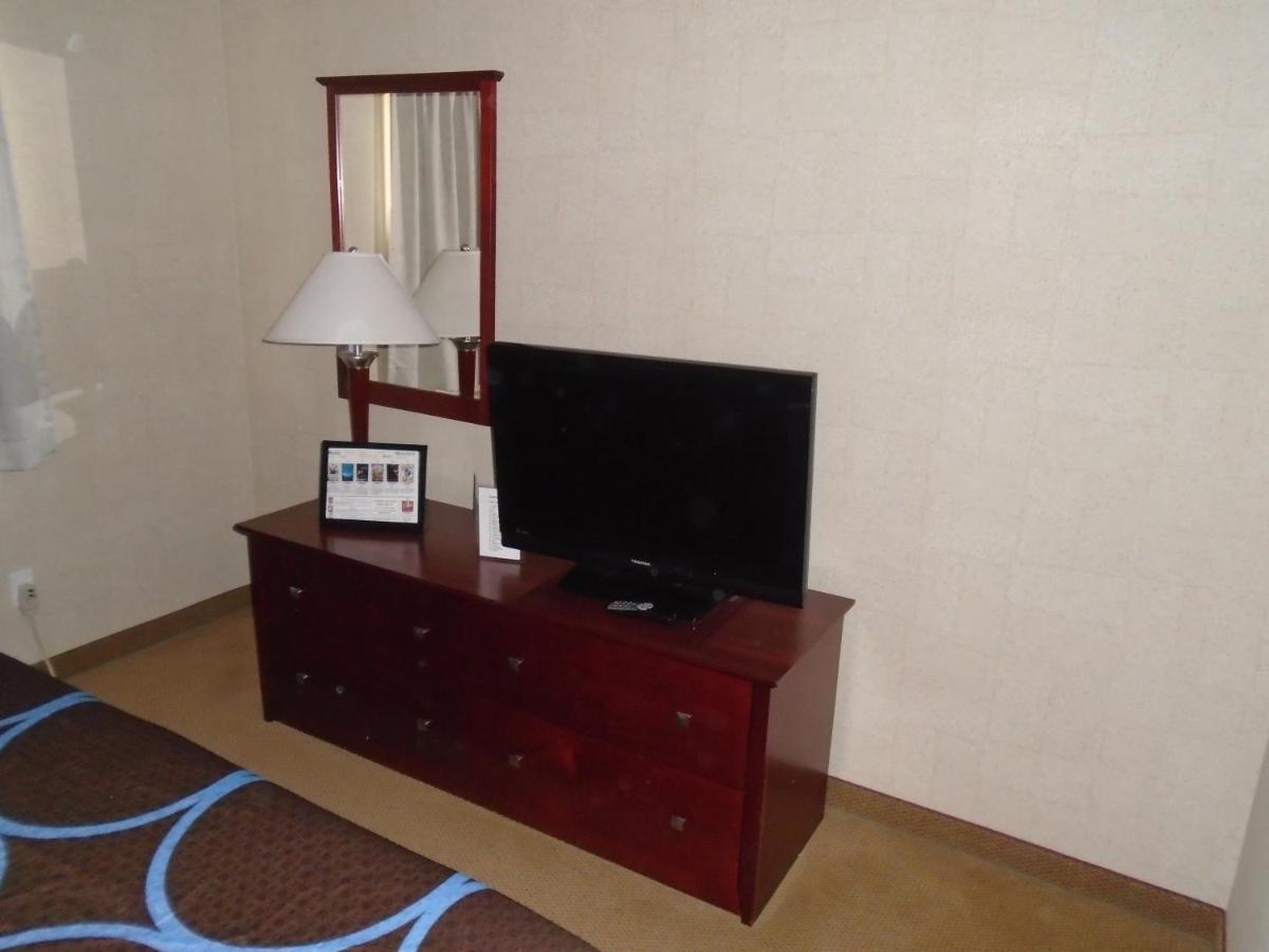 Super 8 By Wyndham Red Deer City Centre Bagian luar foto